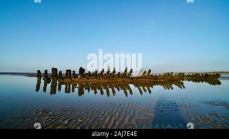 Vestiges de l'épave du SS Nornen Berrow, Plage, Somerset, Angleterre, qui peut être vu à marée basse. Banque D'Images