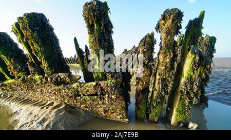 Vestiges de l'épave du SS Nornen Berrow, Plage, Somerset, Angleterre, qui peut être vu à marée basse. Banque D'Images