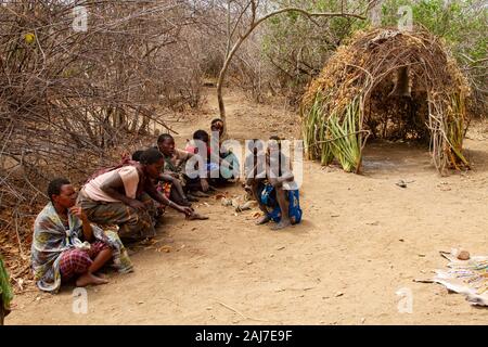 Les femmes et les enfants d'Hadzabe groupe ethnique dans le centre-nord de la Tanzanie Banque D'Images