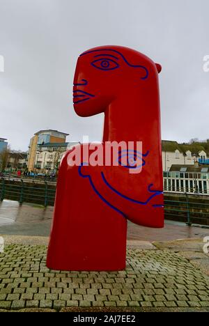 'SHIP to Shore' 4 mètres de haut têtes de bronze peints en rouge, à Portishead Marina, par Jon Buck Banque D'Images