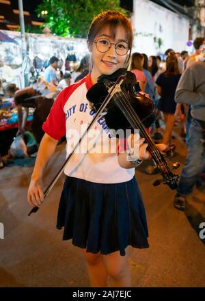 Jeune fille thaïe à jouer du violon sur une rue touristique à Chiang Mai dans le nord de la Thaïlande. Photo : Tony Taylor Banque D'Images