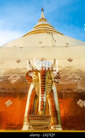 Dans l'éléphant d'or sous stupa et ciel bleu. Photo : Tony Taylor Banque D'Images