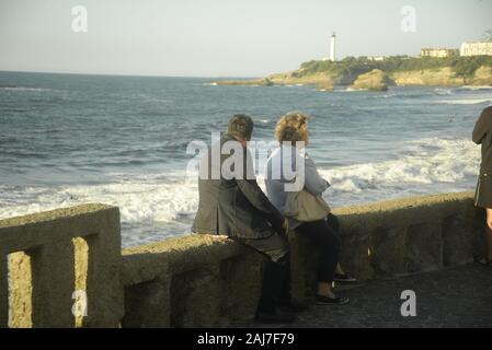 Un couple face à la mer sur la côte basque en France, pasakdek Banque D'Images