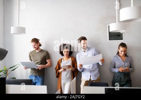 Les gens d'affaires, architectes ayant la discussion et working in office Banque D'Images