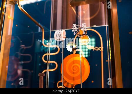 Décoration de Noël Via Monte Napoleone, où les gens de Milan et toute l'Italie va pour cher shopping. Banque D'Images