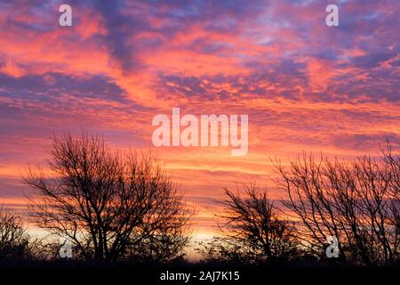 Southport, Merseyside, 3e janvier 2020. Un beau lever de soleil remplit le ciel avec des couleurs que le réchauffement de la température chaude bubble continue dans la nouvelle année. Credit : Cernan Elias/Alamy Live News Banque D'Images