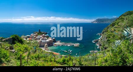 Vernazza est un des cinq villages qui composent la région des Cinque Terre. Vernazza et reste l'un des villages de pêcheurs le plus authentique sur la Riviera Italienne Banque D'Images