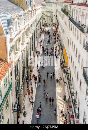 Rue commerçante animée au coeur de Lisbonne, Portugal. Photographie : Iris de Reus Banque D'Images