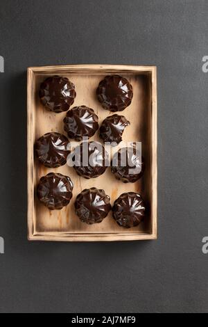 Couverts de chocolat, biscuits au chocolat, guimauves, marshmallow, amande, fraise, crème glacée, fruits Banque D'Images