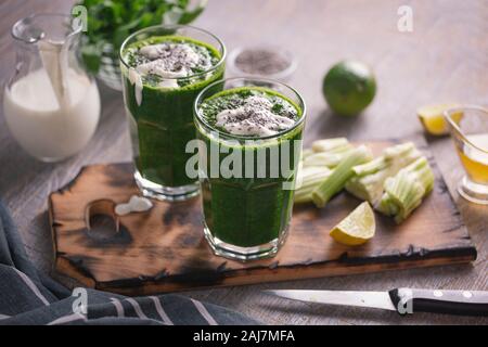 Au lait, smoothie vert detox bol, petit-déjeuner détox, avocat, beurre d'amande, recette de smoothie à la noix de coco, noix de coco graines Graines Banque D'Images
