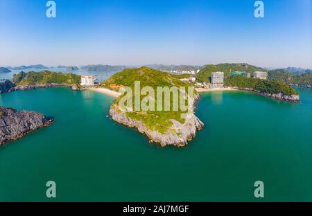 Cat Ba, le Vietnam - 10 décembre 2109 : Nouveau bâtiment la construction sur la plage à ile de Cat Ba, la plus grande île dans la baie d'Ha Long, célèbre tourisme destinatio Banque D'Images