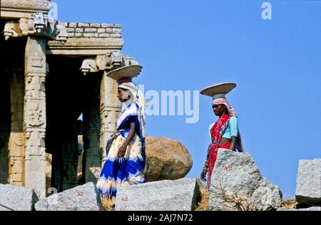 Les femmes locales restaurer les ruines de l'ancien royaume vijayanagar Banque D'Images