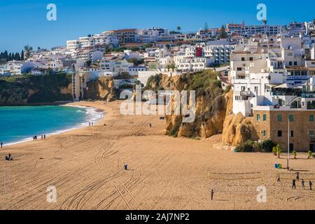 La plage de Albufeira ensoleillée dans un soleil d'hiver avec la ville accroché sur les falaises. Photo : Tony Taylor Banque D'Images