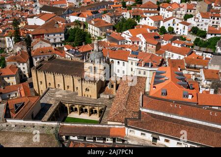 Vue sur les toits de Coimbra avec accent sur Sé Velha, belle vieille cathédrale de Coimbra. Photo : Tony Taylor Banque D'Images