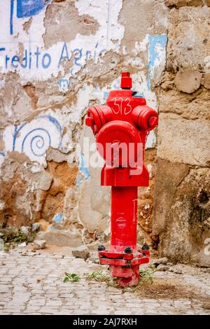 Un seul poteau incendie en milieu urbain sur le graffiti enduite rues de Setúbal au Portugal. Banque D'Images