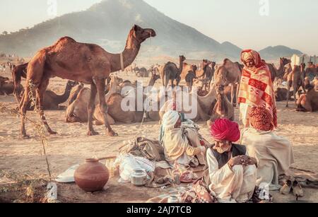 Pushkar, Inde - Nov 19, 2015. Commerçants de Camel camp avec leurs troupeaux à la Pushkar Foire annuelle de chameau au Rajasthan, Inde. Banque D'Images