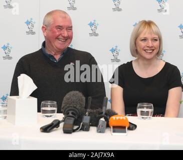 Allison et John McDonald, de Stockton On Tees, célébrant leur ? ?2 millions jackpot Lotto gagner à Crathorne Hall, Yorkshire du Nord. Banque D'Images