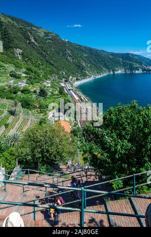 Corniglia, Italie - juin 2, 2019 : Corniglia est situé dans la province de La Spezia. Contrairement aux autres localités de la région des Cinque Terre, n'est pas directement Banque D'Images