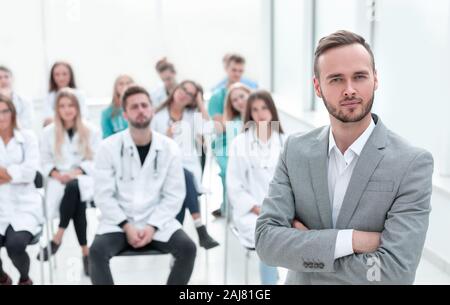 Professeur Docteur debout dans la salle de conférence. Banque D'Images