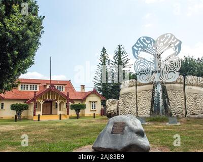 Turangawaewae House et Kings' sculpture, le moko des première et deuxième rois, Maori Tawhiao et Potatau, Ngaruawahia, Waikato, Nouvelle-Zélande Banque D'Images