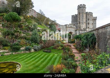 Vue sur les douves Jardin ci-dessous la tour ronde à la tour à Édouard III, au château de Windsor à Windsor, Berkshire, Angleterre, Royaume-Uni Banque D'Images