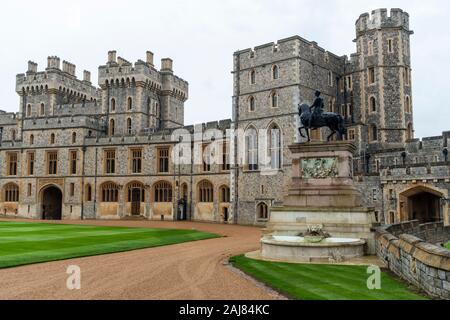 Vue sur l'aile sud de Quadrangle, avec statue équestre du roi Charles II en premier plan, château de Windsor à Windsor, Berkshire, England, UK Banque D'Images