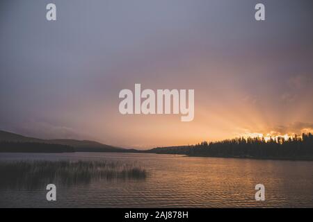 Coucher de soleil sur le lac le Jeune, Colombie-Britannique, Canada. Banque D'Images