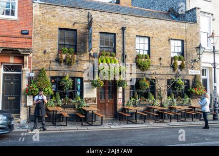 Les deux brasseries Pub sur la rue Park à Windsor, Berkshire, Angleterre, Royaume-Uni Banque D'Images