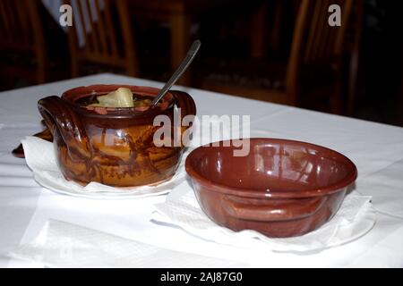 Les légumes cuits dans un pot en argile sur la table in restaurant Banque D'Images