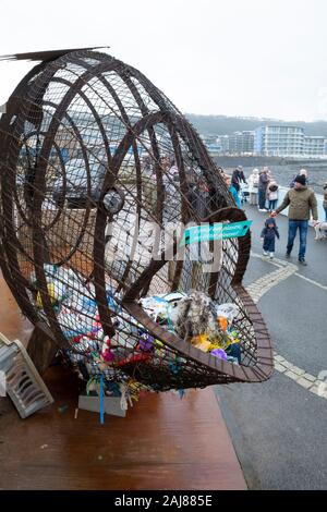 Filup le poisson, créé par metal artiste Robert Floyd, pour les déchets plastiques bouteille collection sur la promenade à Westward Ho ! North Devon, UK Banque D'Images