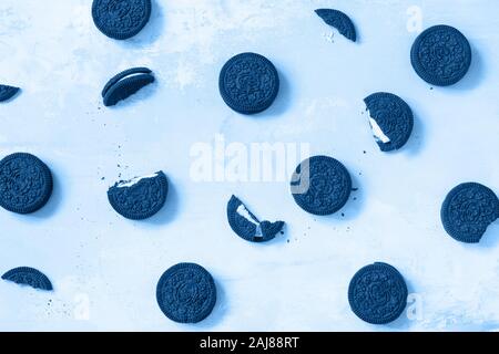 Classique bleu 2020. Palette de couleur du dégradé. Les biscuits de Noël et chocolat crème saveur isolé sur fond de pierre. Vue supérieure de la télévision mise de fond. Banque D'Images