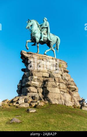 Le Copper Horse statue du roi George III comme un empereur romain sur la colline de neige sur la longue promenade dans le grand parc de Windsor, Windsor, Berkshire, England, UK Banque D'Images