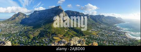 Magnifique vue sur la montagne de la Table et les 12 Apôtres avec camps Bay Beach, le Cap, Afrique du Sud Banque D'Images