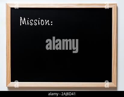 Un tableau noir avec écrit le mot mission Banque D'Images