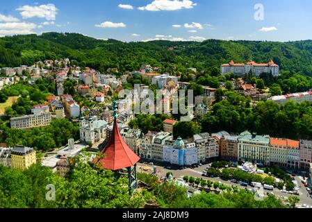 KARLOVY VARY, RÉPUBLIQUE TCHÈQUE - Juillet 02, 2019 : Vue de ville de Petrova vysina hill Banque D'Images