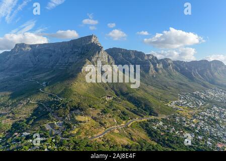 Magnifique vue sur la montagne de la Table et les 12 Apôtres avec camps Bay Beach, le Cap, Afrique du Sud Banque D'Images