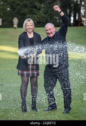 Allison et John McDonald, de Stockton On Tees, célébrant leur €2 millions jackpot Lotto gagner à Crathorne Hall, Yorkshire du Nord. PA Photo. Photo date : vendredi 3 janvier 2020. Trois jours après leur victoire le couple a découvert que leur fils de 15 ans Ewan était clair du cancer après avoir reçu un diagnostic de lymphome Non-Hodgkins en mai de l'an dernier et en cours de traitement de chimiothérapie. Voir l'activité de loterie histoire le cancer. Crédit photo doit se lire : Danny Lawson/PA Wire Banque D'Images