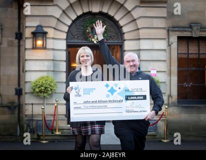 Allison et John McDonald, de Stockton On Tees, célébrant leur ? ?2 millions jackpot Lotto gagner à Crathorne Hall, Yorkshire du Nord. Banque D'Images