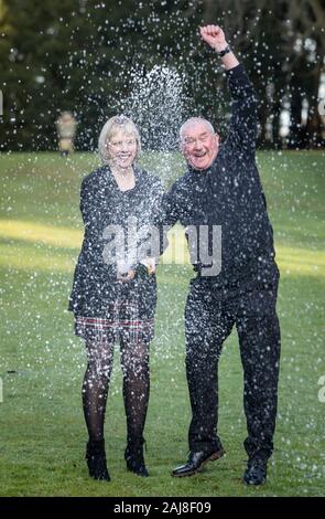 Allison et John McDonald, de Stockton On Tees, célébrant leur €2 millions jackpot Lotto gagner à Crathorne Hall, Yorkshire du Nord. PA Photo. Photo date : vendredi 3 janvier 2020. Trois jours après leur victoire le couple a découvert que leur fils de 15 ans Ewan était clair du cancer après avoir reçu un diagnostic de lymphome Non-Hodgkins en mai de l'an dernier et en cours de traitement de chimiothérapie. Voir l'activité de loterie histoire le cancer. Crédit photo doit se lire : Danny Lawson/PA Wire Banque D'Images