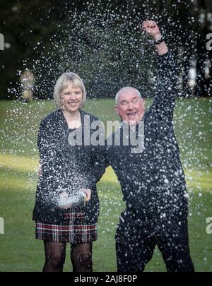 Allison et John McDonald, de Stockton On Tees, célébrant leur €2 millions jackpot Lotto gagner à Crathorne Hall, Yorkshire du Nord. PA Photo. Photo date : vendredi 3 janvier 2020. Trois jours après leur victoire le couple a découvert que leur fils de 15 ans Ewan était clair du cancer après avoir reçu un diagnostic de lymphome Non-Hodgkins en mai de l'an dernier et en cours de traitement de chimiothérapie. Voir l'activité de loterie histoire le cancer. Crédit photo doit se lire : Danny Lawson/PA Wire Banque D'Images