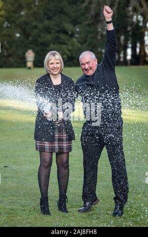 Allison et John McDonald, de Stockton On Tees, célébrant leur €2 millions jackpot Lotto gagner à Crathorne Hall, Yorkshire du Nord. PA Photo. Photo date : vendredi 3 janvier 2020. Trois jours après leur victoire le couple a découvert que leur fils de 15 ans Ewan était clair du cancer après avoir reçu un diagnostic de lymphome Non-Hodgkins en mai de l'an dernier et en cours de traitement de chimiothérapie. Voir l'activité de loterie histoire le cancer. Crédit photo doit se lire : Danny Lawson/PA Wire Banque D'Images