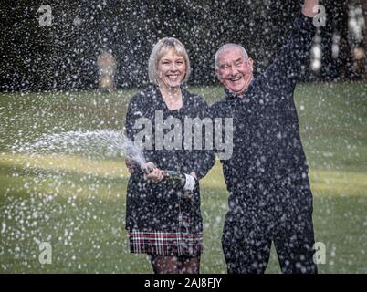 Allison et John McDonald, de Stockton On Tees, célébrant leur €2 millions jackpot Lotto gagner à Crathorne Hall, Yorkshire du Nord. PA Photo. Photo date : vendredi 3 janvier 2020. Trois jours après leur victoire le couple a découvert que leur fils de 15 ans Ewan était clair du cancer après avoir reçu un diagnostic de lymphome Non-Hodgkins en mai de l'an dernier et en cours de traitement de chimiothérapie. Voir l'activité de loterie histoire le cancer. Crédit photo doit se lire : Danny Lawson/PA Wire Banque D'Images