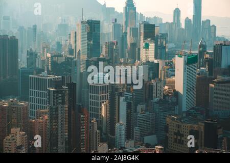 Hong Kong - Novembre 2019 : Skyline / bâtiments gratte-ciel dans le quartier des affaires du centre-ville de HongKong Banque D'Images