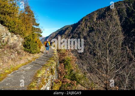 Walker sur la vieille femme au-dessus de l'aqueduc d'Auzat, Ariège, Pyrénées, France Banque D'Images