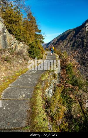 Walker sur la vieille femme au-dessus de l'aqueduc d'Auzat, Ariège, Pyrénées, France Banque D'Images