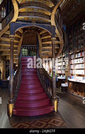 Escalier à la Librairie Lello & Irmao, une des plus anciennes et plus belles dans le monde librairie Banque D'Images