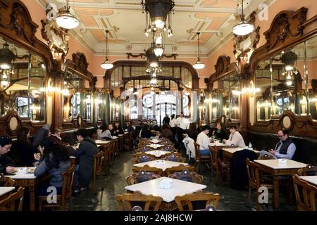 Vue de l'intérieur de la célèbre, la liberté décorée, Majestic Café à Porto, Portugal Banque D'Images