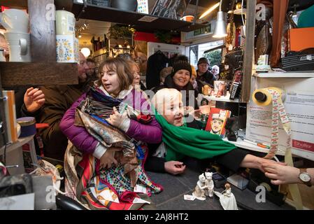 Top marques Shoppers jusqu'au lancement de la vente de produits de marque à l'Ecosse logement shop à Stockbridge, Édimbourg. Banque D'Images