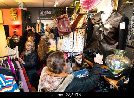 Top marques Shoppers jusqu'au lancement de la vente de produits de marque à l'Ecosse logement shop à Stockbridge, Édimbourg. Banque D'Images