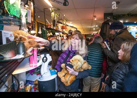 Top marques Shoppers jusqu'au lancement de la vente de produits de marque à l'Ecosse logement shop à Stockbridge, Édimbourg. Banque D'Images